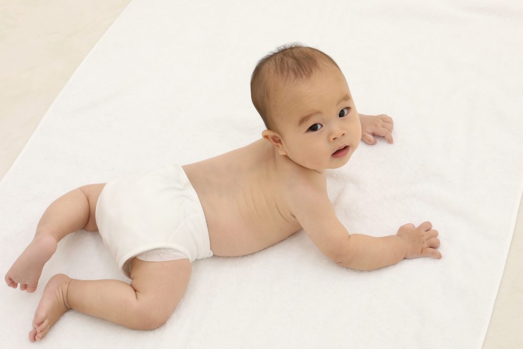 寝返りはいつできる 生後４か月 ６か月の赤ちゃん 赤ちゃんの成長 埼玉ママ情報